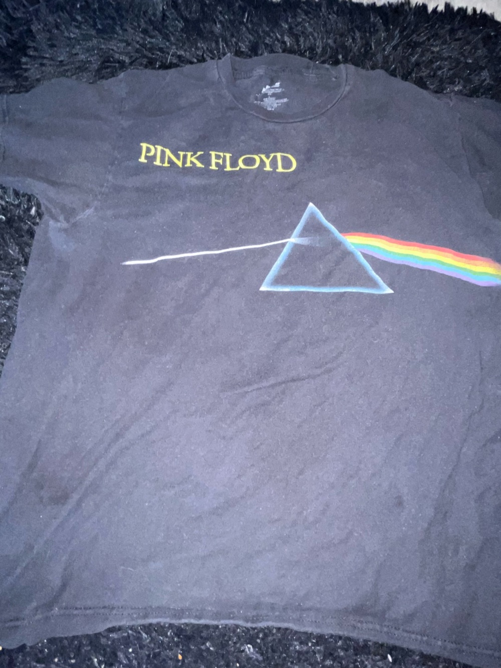 Pink Floyd “The Dark Side of the Moon” graphic tee.